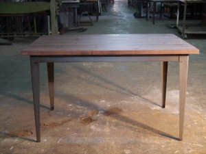 Mesa industrial de comedor con tablero de madera alistonada