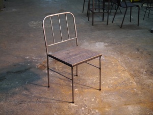 silla de hierro industrial con  madera reciclada para hosteleria